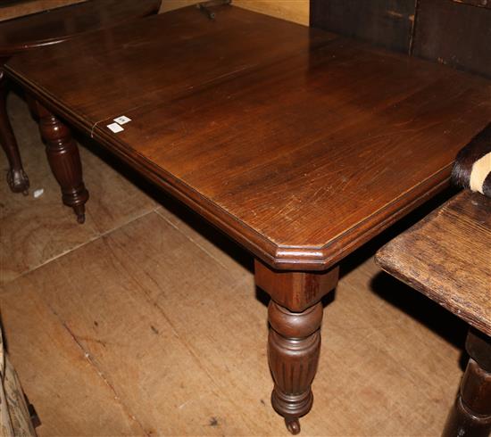 Mahogany dining table, with one spare leaf